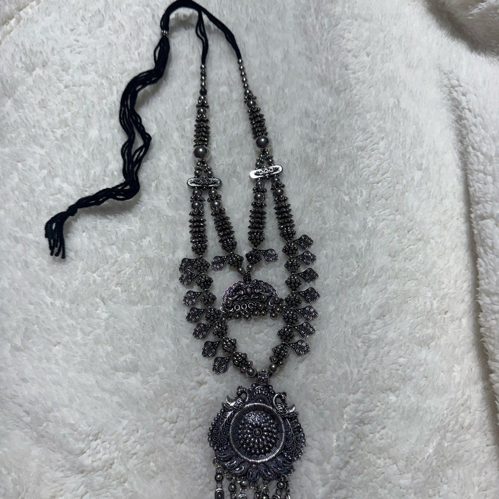 Elegant Silver Necklace with Intricate Detailing